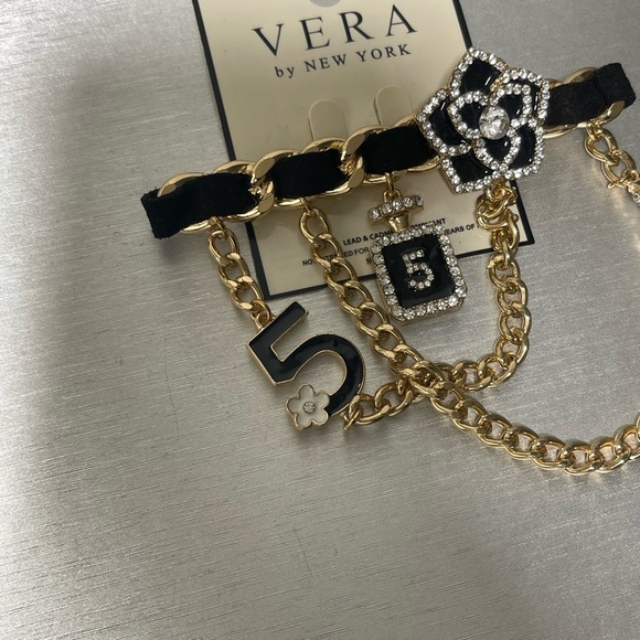 Stunning Black and Gold Charm Brooch. - Picture 4 of 8